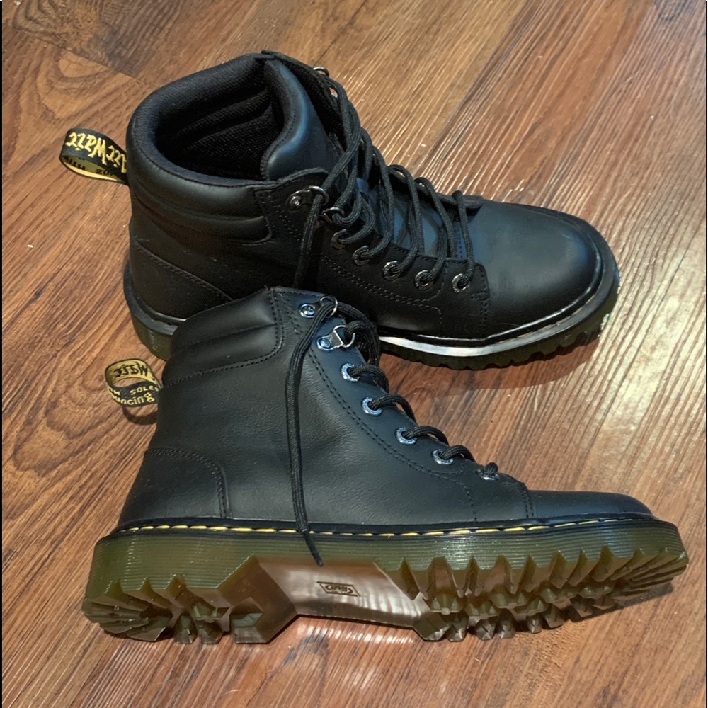 NWOT Dr Martens Foara Mid Top Leather Boots Size 9